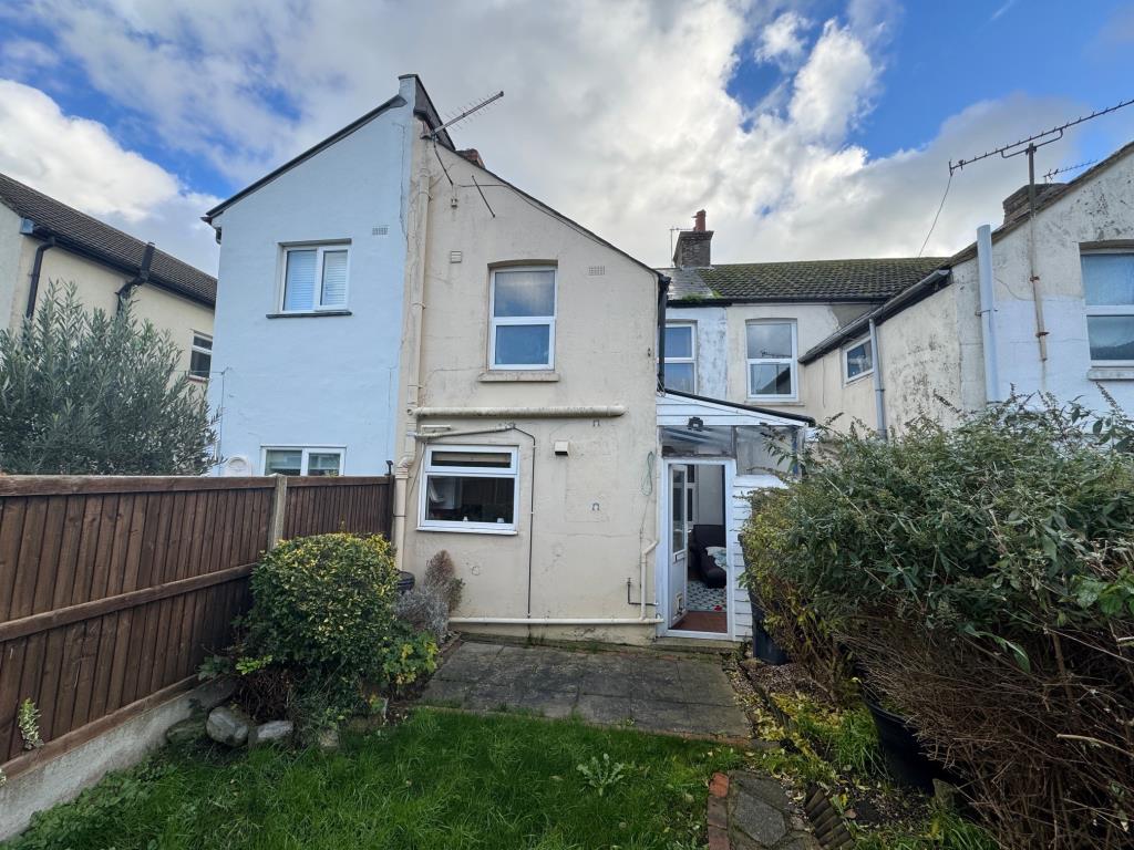 Lot: 17 - ATTRACTIVE BAY FRONTED HOUSE IN POPULAR LOCATION - Rear elevation